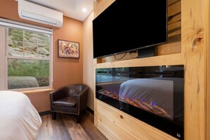 1 soverom, skrivebord, strykejern/-brett og reiseseng for barn