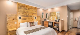 ADA King Room, AC, Fireplace, hot tub - Lodge 103