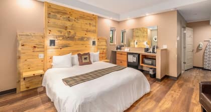 ADA King Room, AC, Fireplace, hot tub - Lodge 103