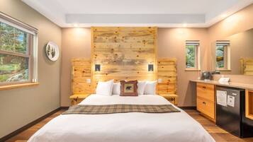 1 soverom, skrivebord, strykejern/-brett og reiseseng for barn