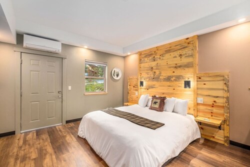 ADA King Room, AC, Fireplace, hot tub - Lodge 103