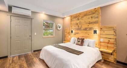 ADA King Room, AC, Fireplace, hot tub - Lodge 103