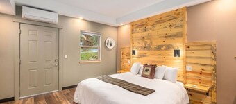 ADA King Room, AC, Fireplace, hot tub - Lodge 103