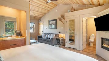 1 habitación, escritorio, tabla de planchar con plancha y cuna de viaje