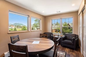 Interior - AC, K Bed, Fireplace, Shared Hot Tub, Kitchenette (Estes Park)