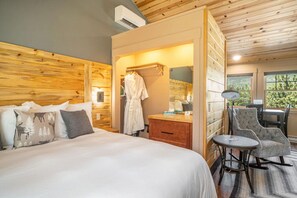 1 bedroom, desk, iron/ironing board, travel crib - AC, K Bed, Fireplace, Shared Hot Tub, Kitchenette (Estes Park)