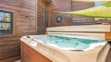 Tina de hidromasaje al aire libre