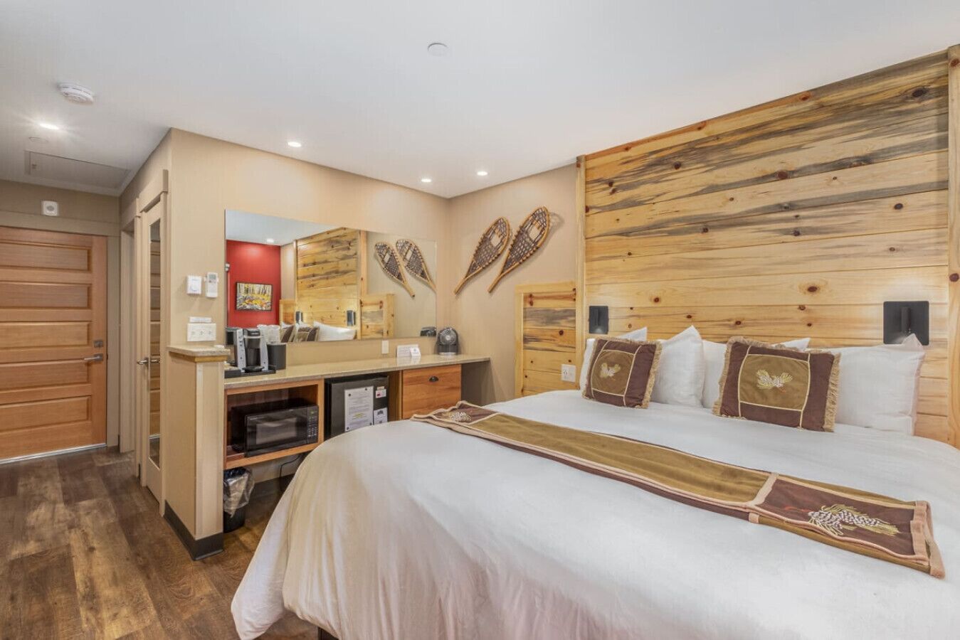 1 habitación, escritorio, tabla de planchar con plancha y cuna de viaje 