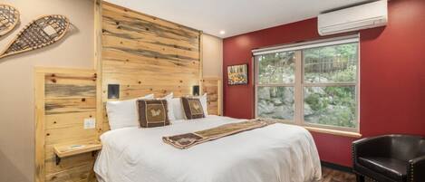 1 slaapkamer, een bureau, een strijkplank/strijkijzer, reisbedje