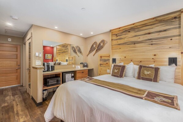 1 slaapkamer, een bureau, een strijkplank/strijkijzer, reisbedje