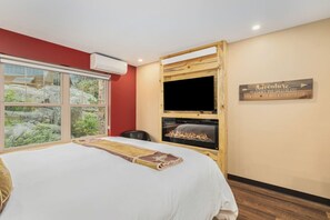 1 bedroom, desk, iron/ironing board, travel crib - AC, K Bed, Fireplace, Shared Hot Tub - Lodge 202 (Estes Park)
