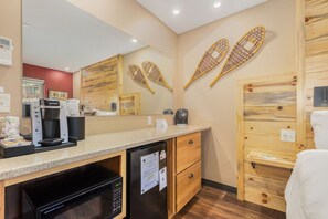 1 slaapkamer, een bureau, een strijkplank/strijkijzer, reisbedje