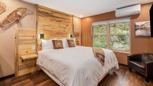 1 bedroom, desk, iron/ironing board, travel crib - AC, K Bed, Fireplace, Shared Hot Tub - Lodge 203 (Estes Park)