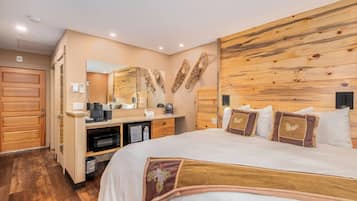 1 habitación, escritorio, tabla de planchar con plancha y cuna de viaje