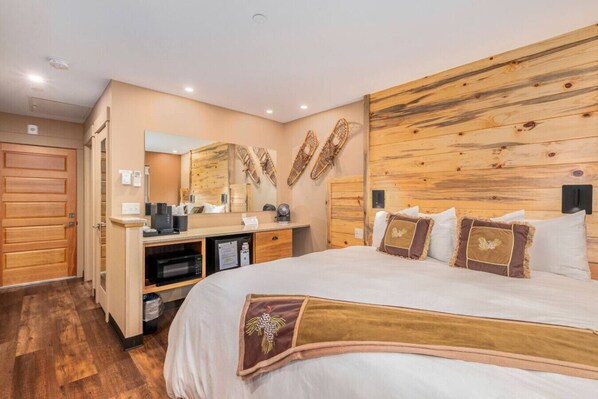 1 slaapkamer, een bureau, een strijkplank/strijkijzer, reisbedje