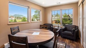 Interior - AC, K Bed, Fireplace, Shared Hot Tub - Lodge 203 (Estes Park)