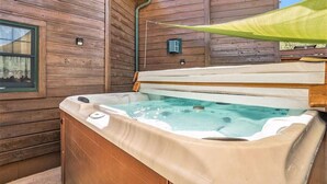 Outdoor spa tub - AC, K Bed, Fireplace, Shared Hot Tub - Lodge 203 (Estes Park)
