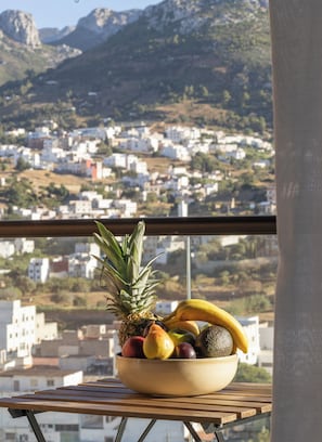 Suite ejecutiva, balcón, vista a la montaña | Minibar, caja de seguridad en la habitación y insonorización