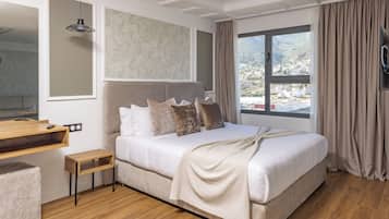 Junior-sviitti, vuoristonäköala | Minibaari, tallelokero huoneessa, äänieristys, silitysrauta/-lauta