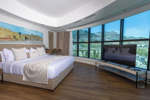 Signature Suite, Mountain View | Minibar, in-room safe, soundproofing, iron/ironing board