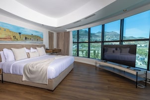 Suite Signature, vistas a la montaña | Minibar, caja fuerte, sistema de insonorización
