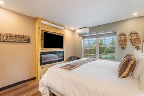 1 bedroom, desk, iron/ironing board, travel crib - AC, K Bed, Fireplace, Shared Hot Tub - Lodge 204 (Estes Park)