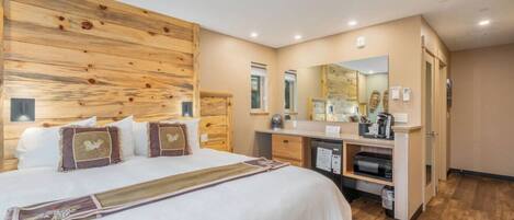 1 slaapkamer, een bureau, een strijkplank/strijkijzer, reisbedje