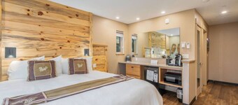 AC, K Bed, Fireplace, Shared Hot Tub - Lodge 204