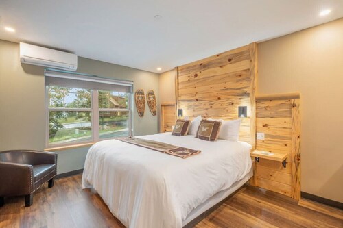 AC, K Bed, Fireplace, Shared Hot Tub - Lodge 204