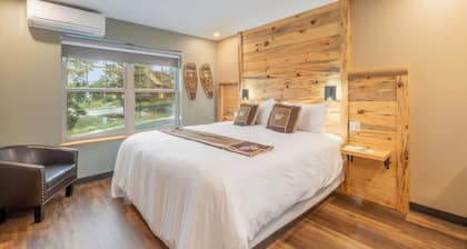 AC, K Bed, Fireplace, Shared Hot Tub - Lodge 204