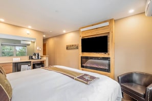 1 slaapkamer, een bureau, een strijkplank/strijkijzer, reisbedje