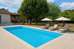 Una piscina al aire libre, una piscina climatizada