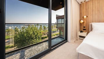 Suite Deluxe, balcone, vista mare | Una cassaforte in camera, una scrivania, postazione laptop
