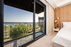 Deluxe-Suite, Balkon, Meerblick | Zimmersafe, Schreibtisch, laptopgeeigneter Arbeitsplatz