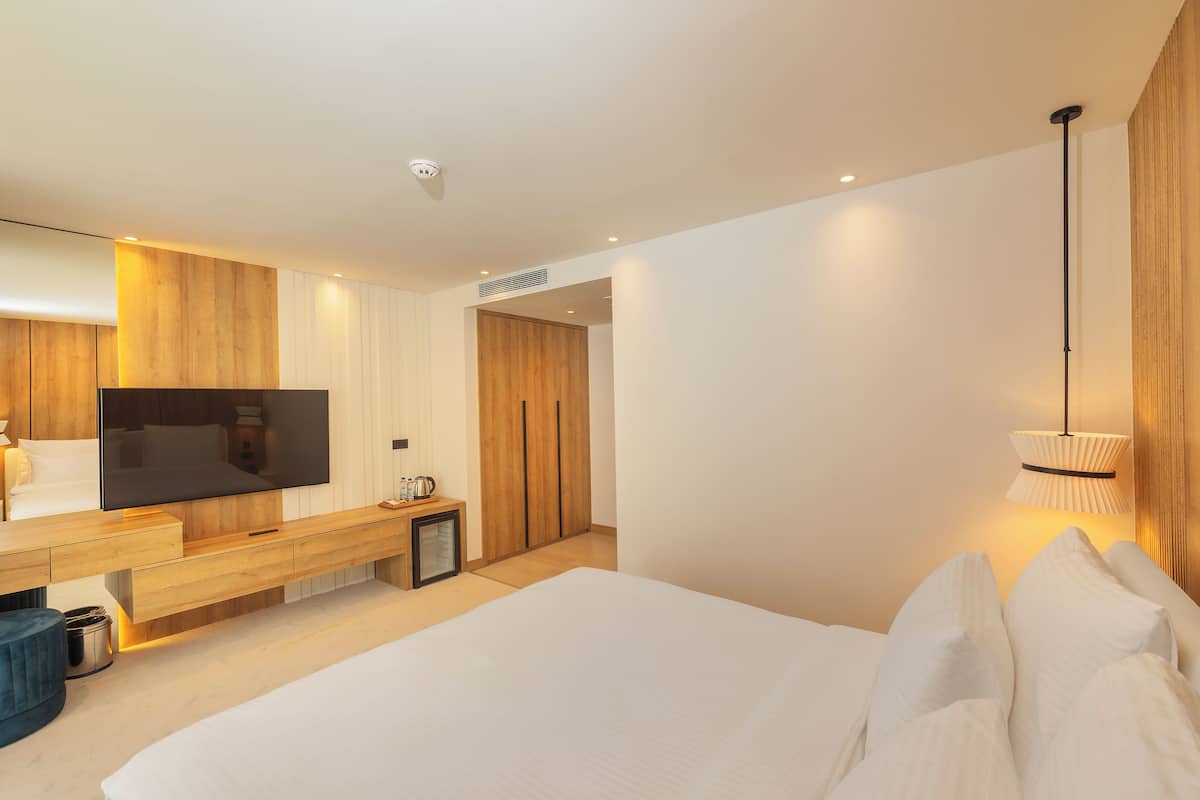 Deluxe Double Room, Garden View | In-room safe, desk, laptop workspace, free WiFi