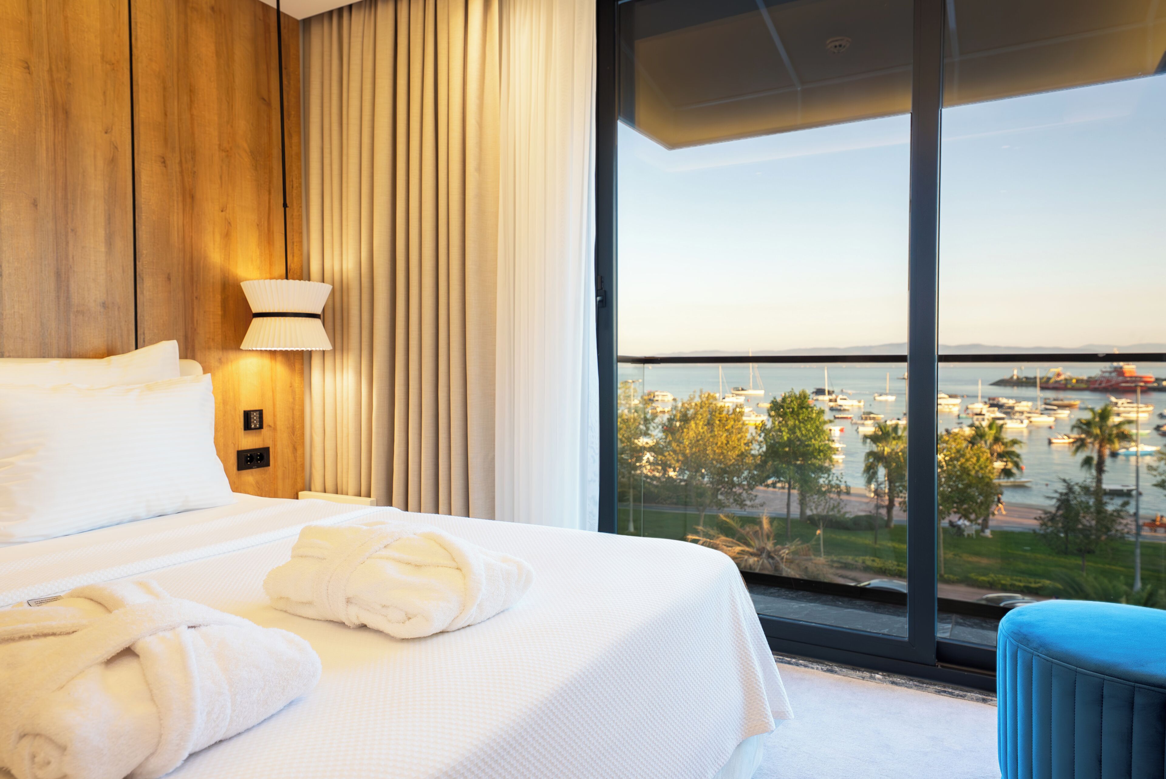 华丽双人房, 阳台, 海景 | 客房内保险箱、办公桌、笔记本电脑工作区、免费 WiFi