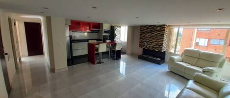 Een televisie, een open haard en een printer