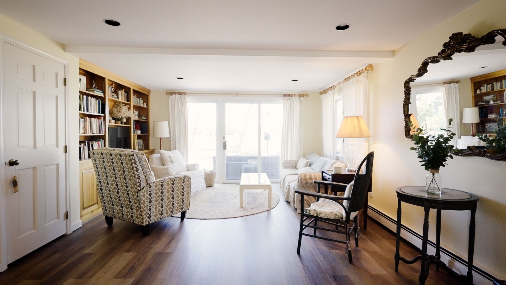 Een smart-tv en boeken