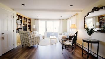 Een smart-tv en boeken