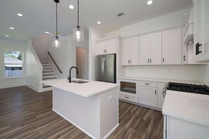 Geladeira, micro-ondas, fogão, cooktop