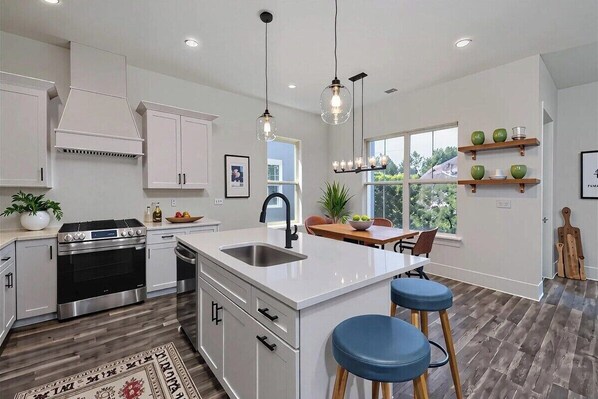 Mikroaaltouuni, liesi, astianpesukone, kahvin-/teenkeitin