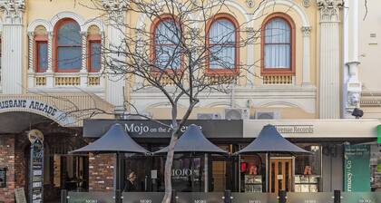 Avenue Apartments 2 -
luxe Inner City -
Free Parking