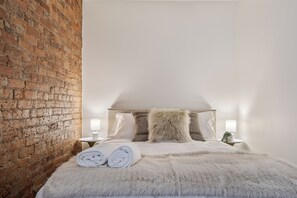 2 bedrooms, iron/ironing board, internet, bed sheets