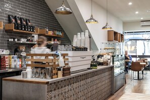 Dining - Avenue Apartments 2 -
luxe Inner City -
Free Parking (Launceston)