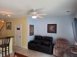 Living area - 3-bedroom condo in serene Myrtle Beach with AC (Myrtle Beach)