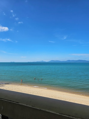 On the beach - 2-bedroom beachfront house with fast WIFI (Chang Wat Surat Thani)