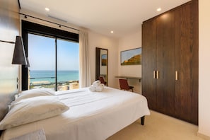 5 bedrooms, in-room safe, desk, iron/ironing board
