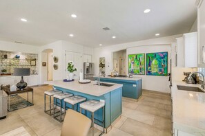 Jääkaappi, mikroaaltouuni, uuni, liesi