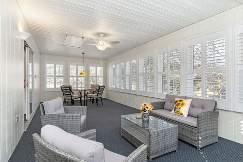 3BR Cottage Nestled in Live Oaks – Private Retreat w/ Oceanfront Parking