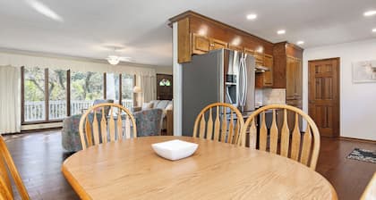3BR Cottage Nestled in Live Oaks – Private Retreat w/ Oceanfront Parking